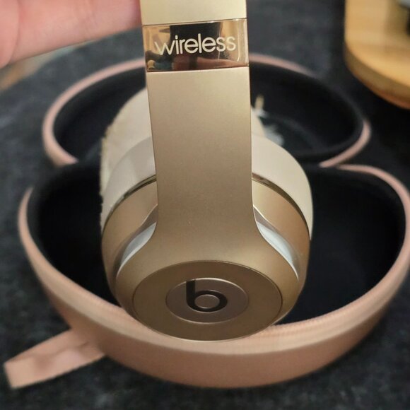 Beats Solo3 Wireless Headphones – Rose Gold Limited Edition w/ Case, EUC - Picture 4 of 16
